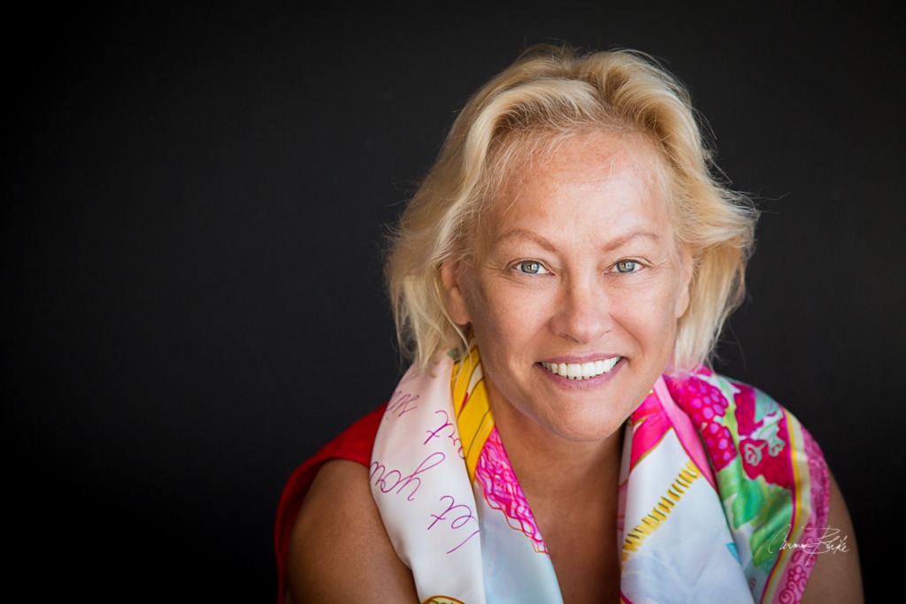 Cindy Egolf, Orchestra Conductor One Minute Message Episode 33 with Katherine Robertson Pilling, Author of "Wheel of Creativity" and Strategic Creative Coach. 